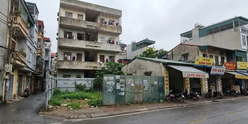 Góc phố Việt Nam có nhà ống, chung cư, đất trống và dãy nhà mặt tiền kinh doanh