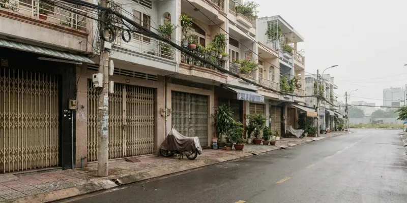 Dãy nhà phố trong khu dân cư ngoại thành TP.HCM, minh hoạ bài về giấy chứng nhận quyền sử dụng đất