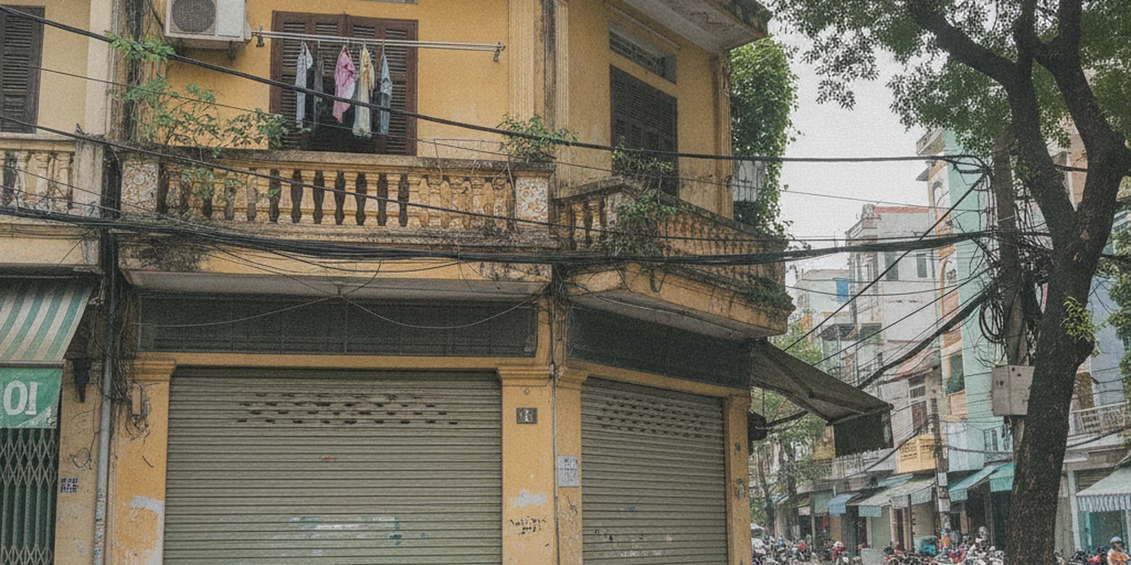 Căn nhà mặt tiền cũ trệt hai lầu trên một tuyến đường nội thành Thành phố Hồ Chí Minh
