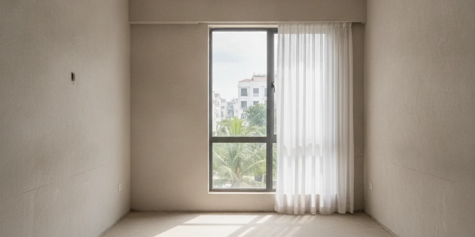 Căn hộ mới bàn giao phần thô với cửa sổ lớn và tường chưa hoàn thiện