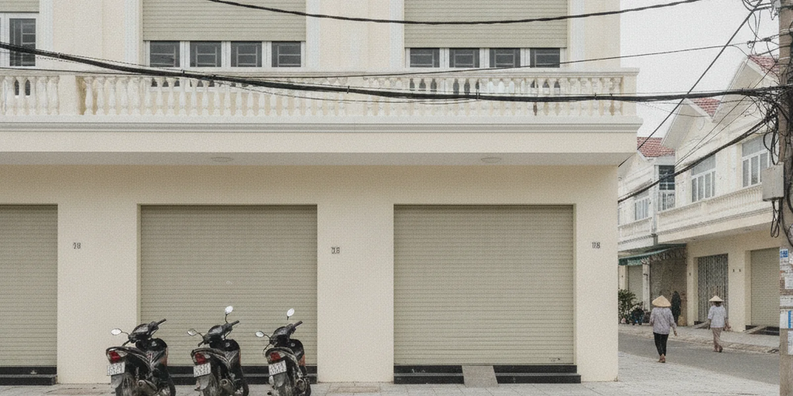 Hai căn nhà phố liền kề mới xây giống hệt nhau trên cùng một mặt tiền đường tại TP. Thủ Đức