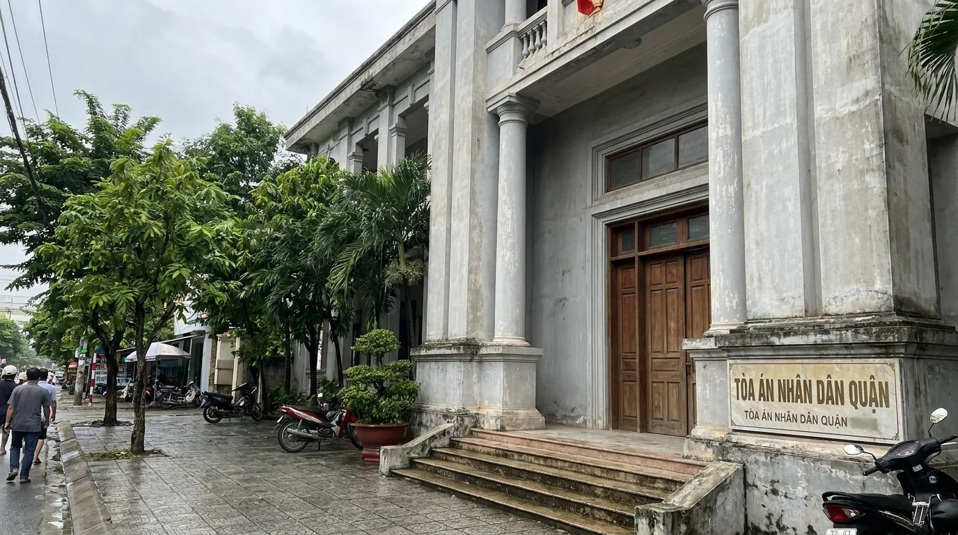 Mặt tiền trụ sở toà án nhân dân với biển hiệu và bậc thang lối vào