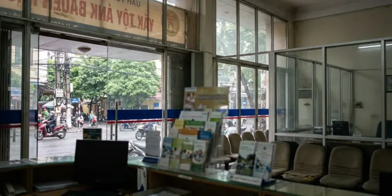 Bên trong phòng giao dịch ngân hàng với bàn tư vấn và khu vực chờ