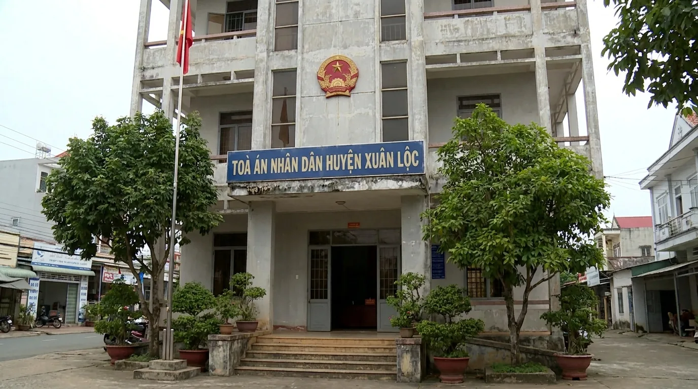 Mặt tiền trụ sở toà án nhân dân cấp huyện với quốc huy và biển hiệu