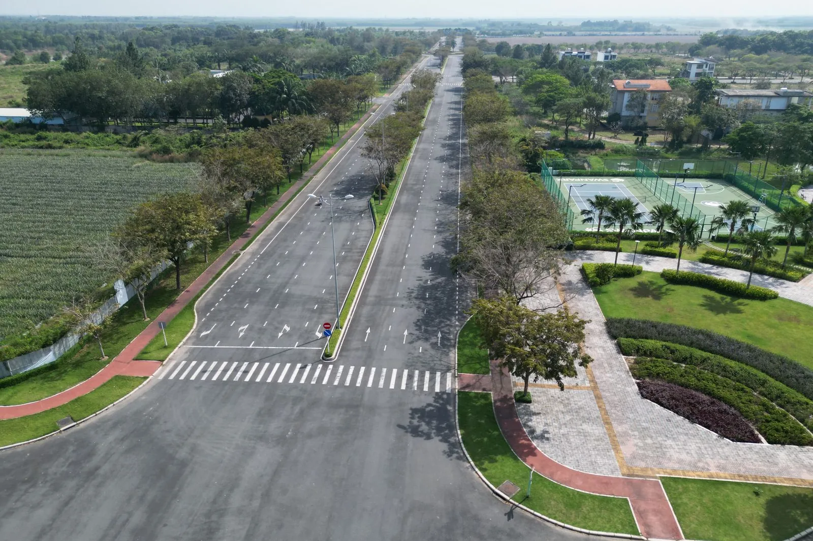 Con đường mới ở Đồng Nai nhìn từ trên cao, hai bên là hàng rào, khu đất trống và nhà ở, minh họa lúc cần đo cắm mốc trước khi xây tường rào hoặc mua đất