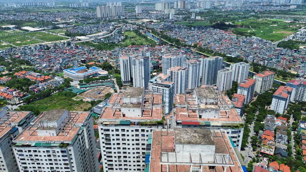 Ảnh chụp từ trên cao một khu dân cư ở Hà Nội với các dãy nhà và tuyến đường quy hoạch, minh họa việc kiểm tra quy hoạch trước khi mua nhà đất