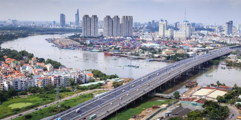 Sông Sài Gòn, cây cầu và các khu nhà cao tầng ở TP. Hồ Chí Minh nhìn từ trên cao, minh họa giao dịch nhà đất giữa hai bên ở xa nhau