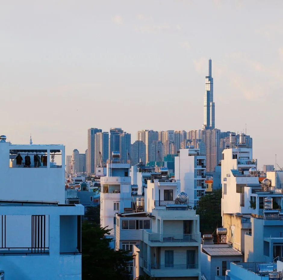 Mái nhà phố và các tòa cao tầng ở TP. Hồ Chí Minh dưới trời xanh, minh họa căn nhà đã được công chứng hợp đồng mua bán