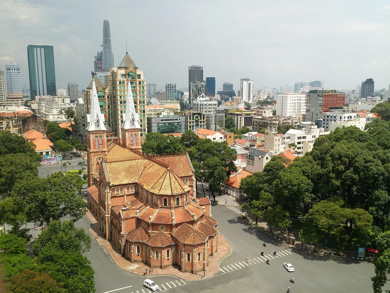 Nhà thờ Đức Bà và khu trung tâm TP. Hồ Chí Minh nhìn từ trên cao, minh họa nhà đất tại một tỉnh, thành phố nơi văn phòng công chứng khởi tạo giao dịch