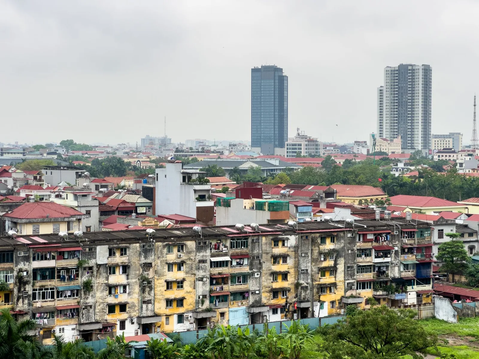Khu tập thể cũ và nhà cao tầng mới ở đô thị Việt Nam, minh họa căn hộ có thể được bố trí làm nhà ở tái định cư