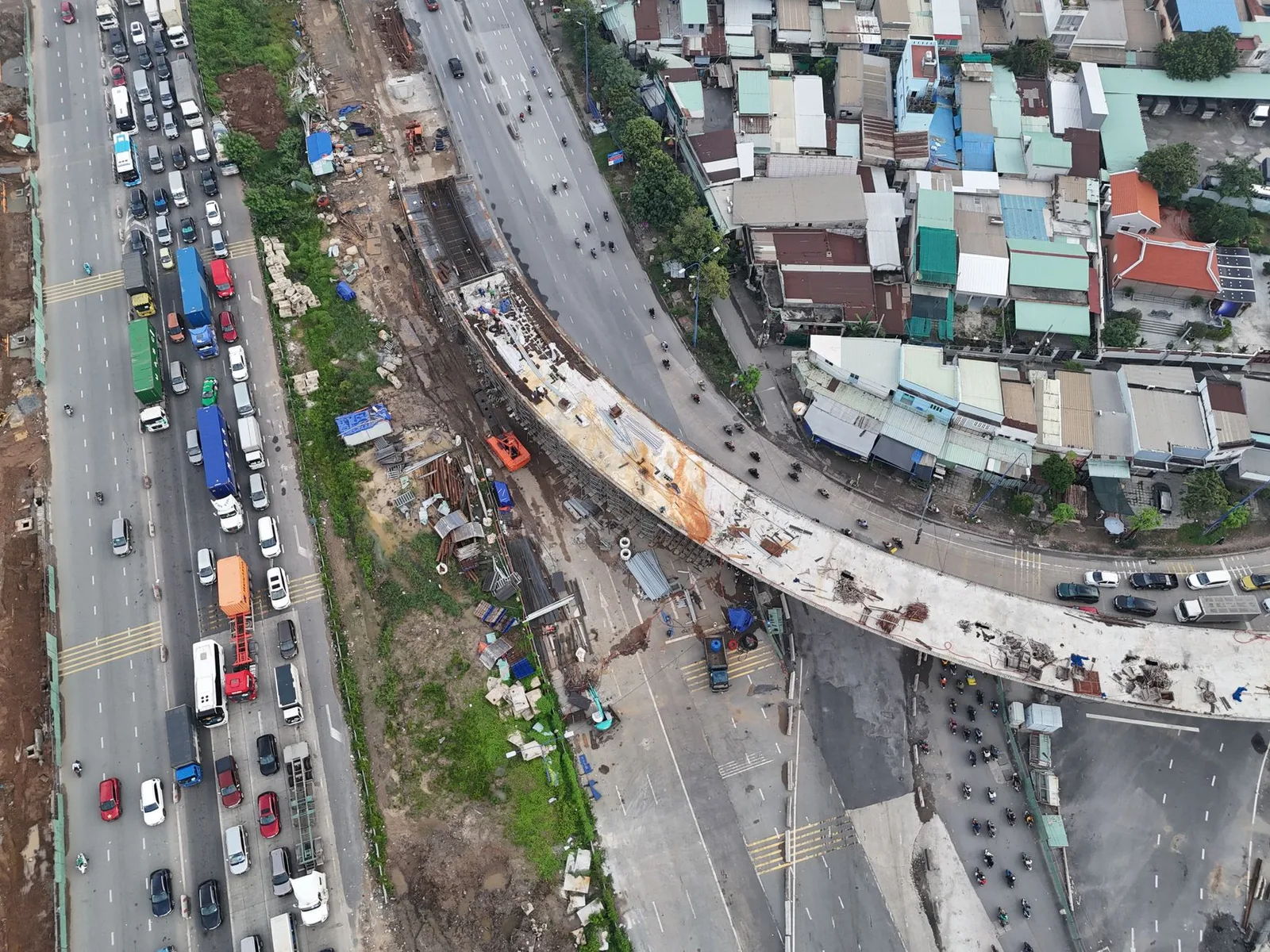 Công trình xây dựng đường cao tốc xuyên qua khu dân cư ở Thành phố Hồ Chí Minh nhìn từ trên cao, minh họa dự án hạ tầng phải thu hồi đất và bố trí tái định cư