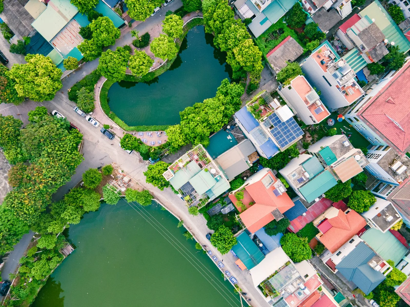 Khu nhà ở Hà Nội nhìn từ trên cao xen giữa các hồ nước và cây xanh, minh họa thửa đất nhỏ, ao nằm lọt giữa các nhà liền kề