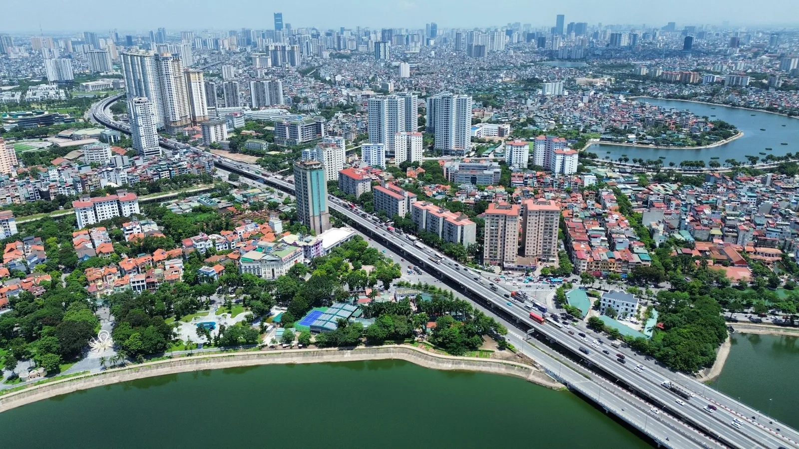 Khu dân cư Hà Nội nhìn từ trên cao với nhà ở, cầu đường và mặt hồ, minh họa việc chọn mua đất trong khu dân cư đô thị
