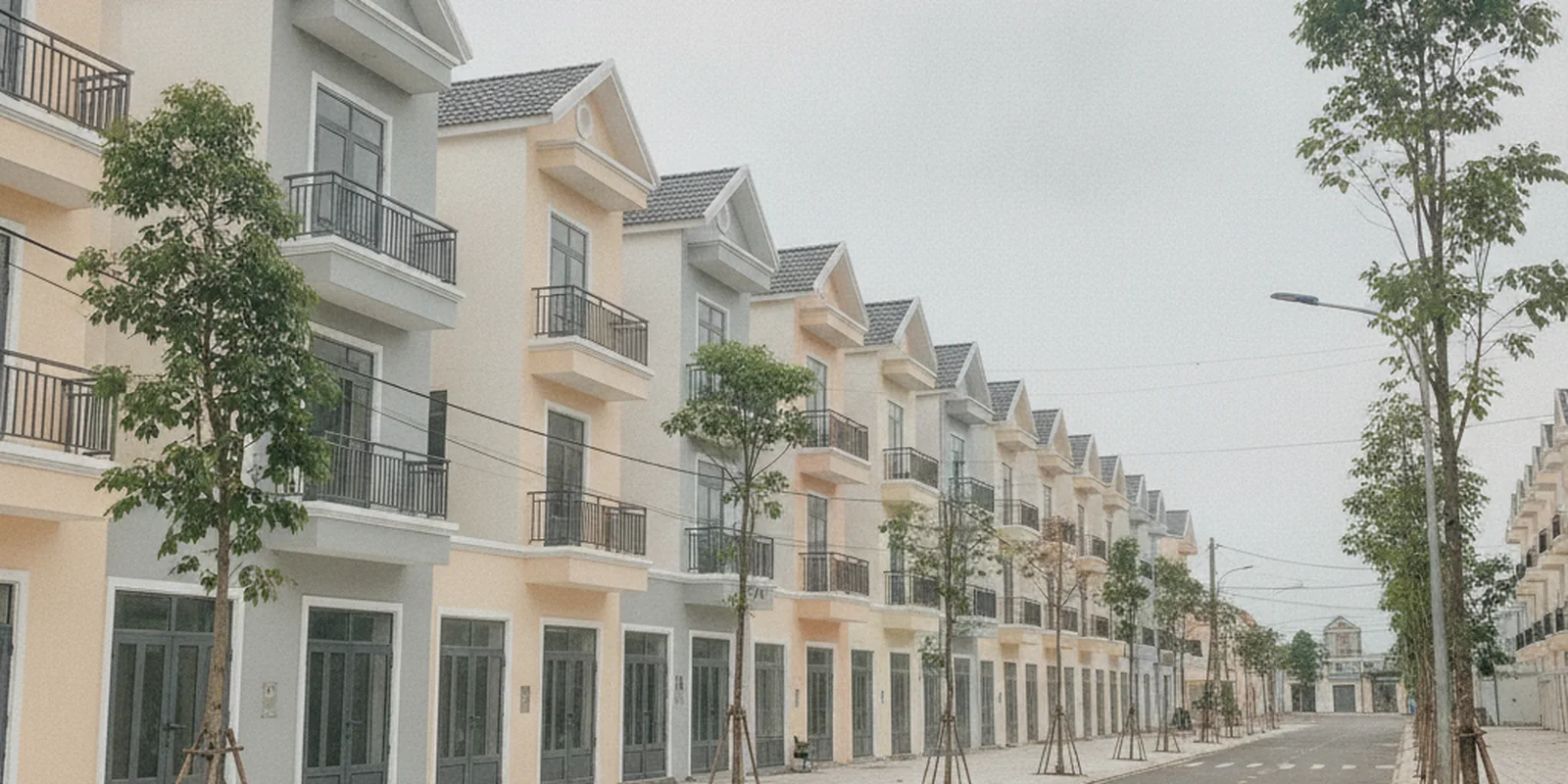 Ảnh khu tái định cư mới với dãy nhà liền kề và đường nội bộ ở ven đô Việt Nam, nơi người được bố trí tái định cư có thể được ghi nợ tiền sử dụng đất