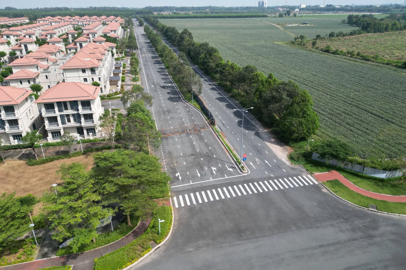 Ảnh chụp từ trên cao dãy biệt thự mới xây cạnh đường lớn ở Đồng Nai, Việt Nam, minh họa tài sản giá trị lớn dễ phát sinh tranh chấp khi mua chung
