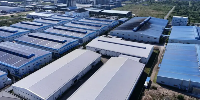 Khu công nghiệp ở Bình Dương nhìn từ trên cao với các dãy nhà xưởng mái tôn, minh họa đất Nhà nước cho doanh nghiệp thuê làm nhà xưởng