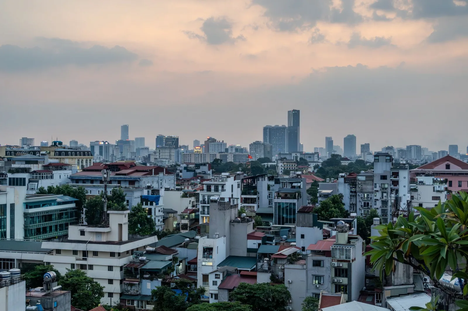 Đường chân trời Hà Nội với khu nhà ở thấp tầng và cao ốc phía xa, minh họa nhà đất được bán qua đấu giá thi hành án