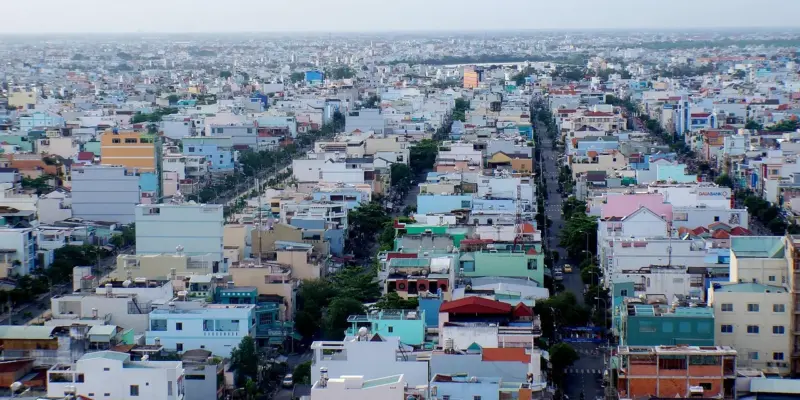 Toàn cảnh khu nhà phố ở TP. Hồ Chí Minh nhìn từ trên cao với các dãy nhà và đường phố, minh họa nhà đất có thể đang bị kê biên mà người mua khó nhận ra