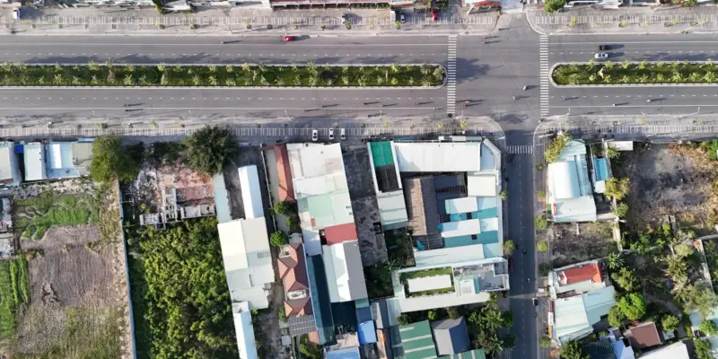 Ngã tư đường lớn ở Phú Mỹ nhìn từ trên cao, hai bên là nhà dân và đất trống, minh họa phần đất dành cho đường theo quy hoạch gọi là lộ giới