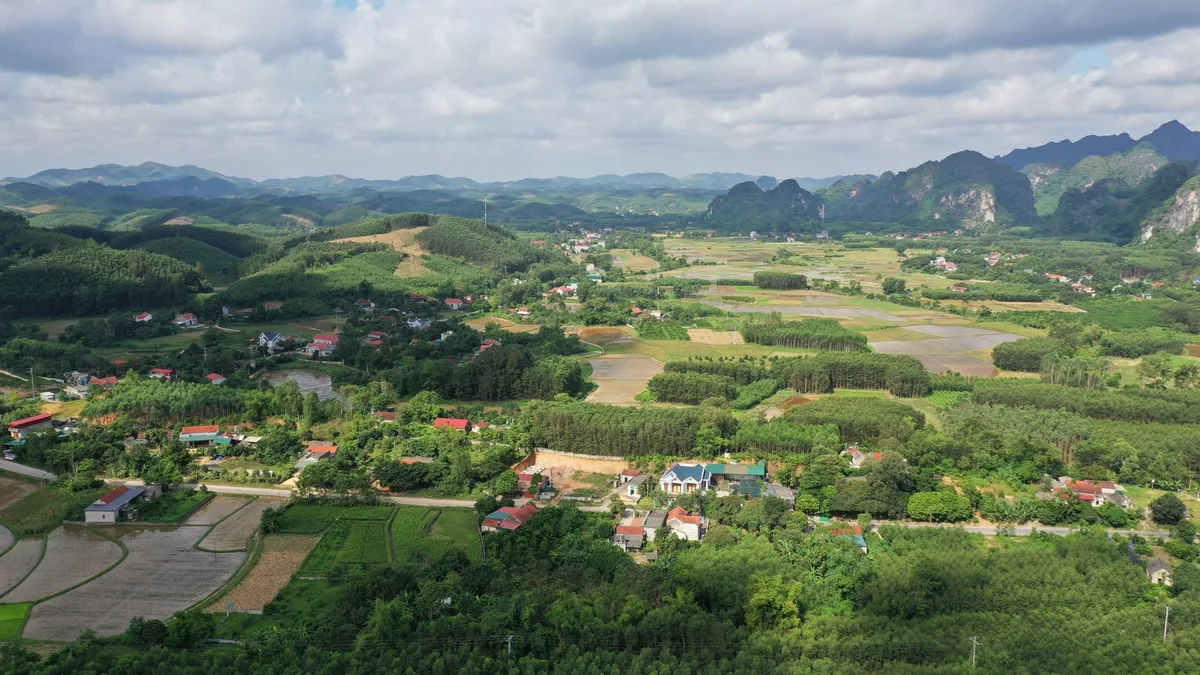 Ảnh toàn cảnh một vùng làng quê miền núi Việt Nam với nhà dân xen ruộng vườn, minh họa vùng sâu, vùng xa được kéo dài thời hạn giải quyết khiếu nại