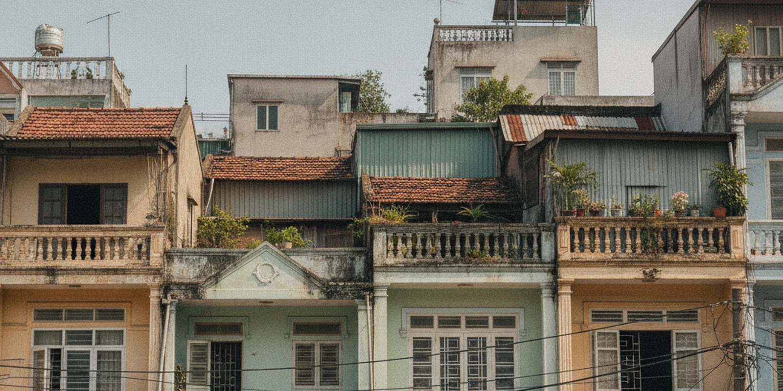 Ảnh một dãy nhà ống ở Việt Nam với số tầng và chiều cao không đều nhau, có căn có tum trên mái, minh họa số tầng và chiều cao do quy hoạch, giấy phép quyết định