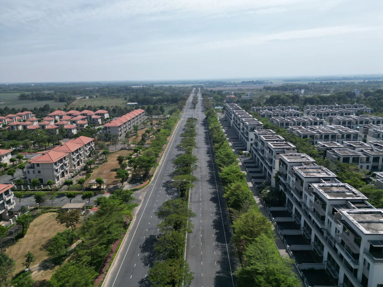 Khu đô thị mới ở Đồng Nai nhìn từ trên cao với dãy nhà liền kề chia lô dọc đường lớn, minh họa từng lô đất trên bản vẽ quy hoạch chi tiết 1/500