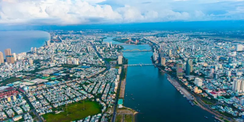 Thành phố Đà Nẵng nhìn từ trên cao với sông Hàn, các cây cầu và khu dân cư chia ô bàn cờ, minh họa quy hoạch đô thị theo từng cấp