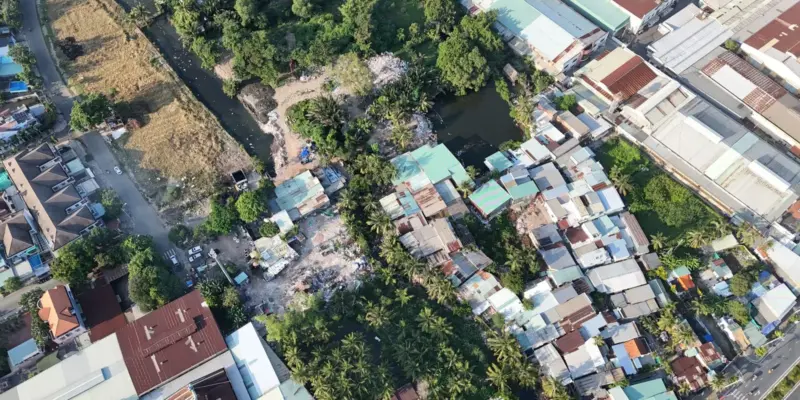 Khu dân cư ở Thành phố Hồ Chí Minh nhìn từ trên cao, nhà ở xen cây xanh và vài lô đất trống, minh họa đất ở và đất có thời hạn sử dụng khác nhau