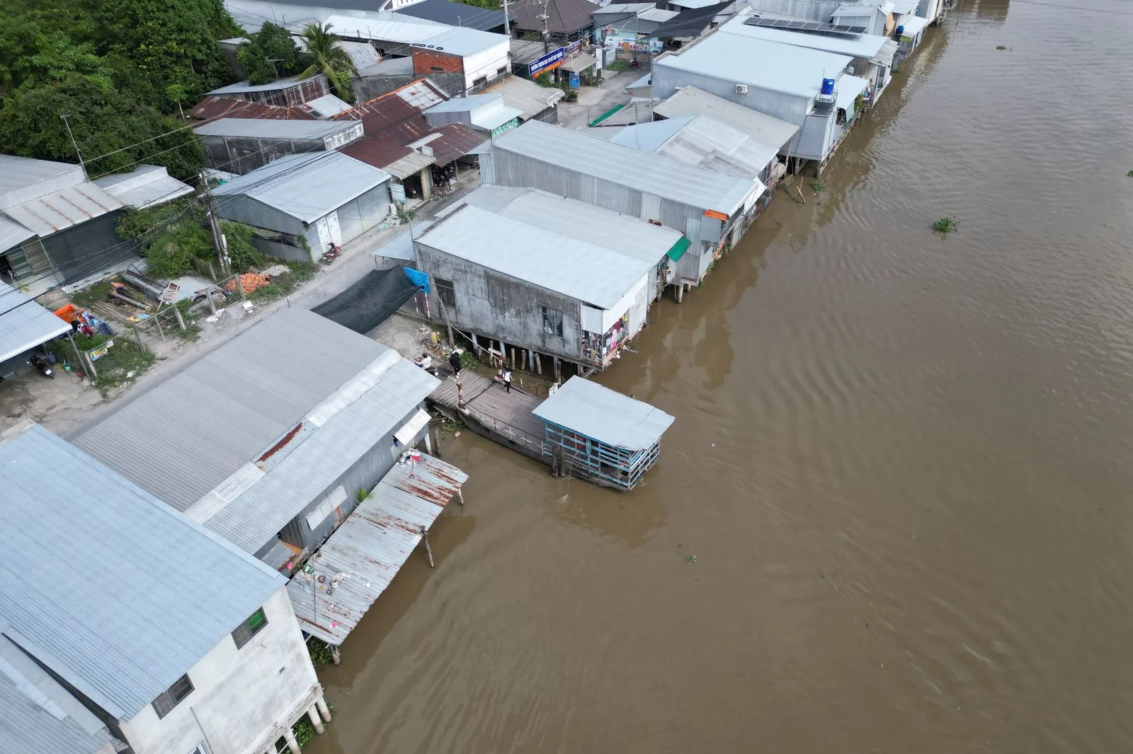 Dãy nhà ven sông ở Việt Nam nhìn từ trên cao, minh họa tài sản trên đất phải xử lý khi đất hết thời hạn mà không được gia hạn