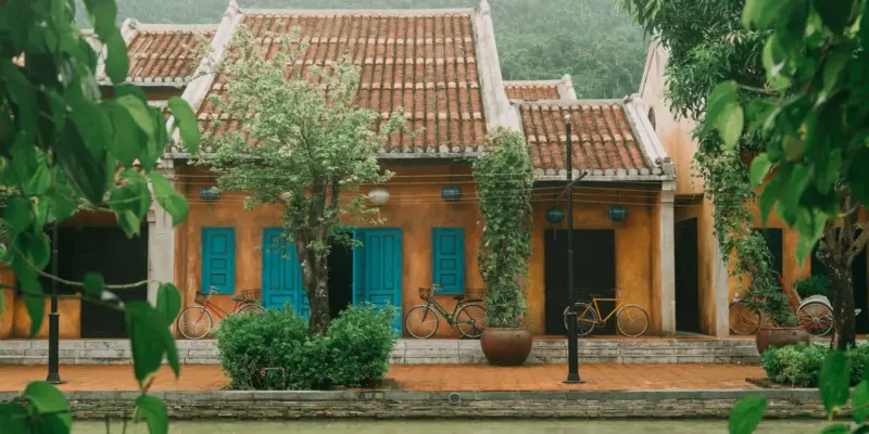 Dãy nhà cổ mái ngói bên bờ sông ở Việt Nam, minh họa nhà đất ông bà, bố mẹ để lại nhiều năm chưa chia thừa kế