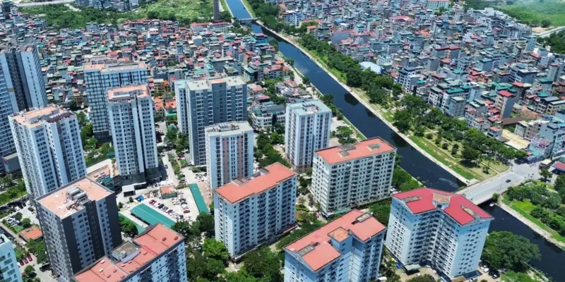 Khu chung cư và nhà dân ven kênh ở Hà Nội nhìn từ trên cao, minh họa các thửa đất do văn phòng đăng ký đất đai quản lý hồ sơ