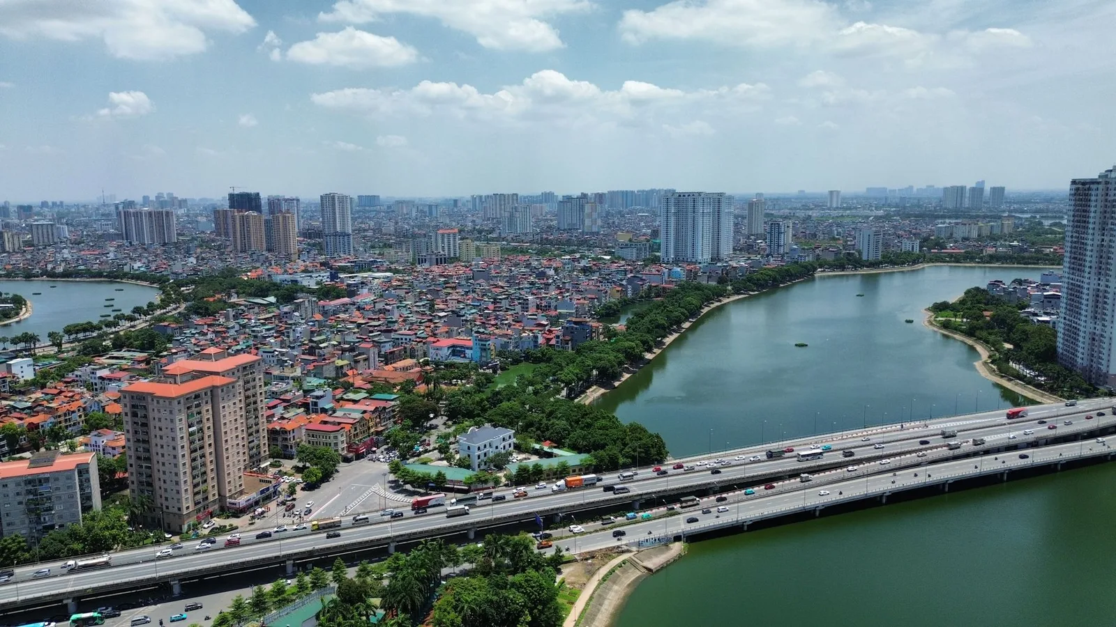 Toàn cảnh Hà Nội từ trên cao với hồ nước, cầu vượt và khu dân cư dày đặc, minh họa các thửa đất mà chi nhánh văn phòng đăng ký đất đai cập nhật hồ sơ